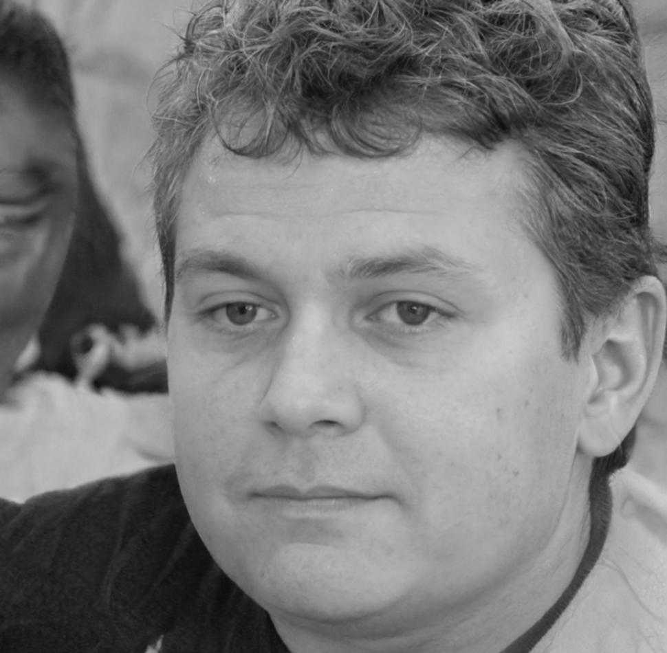 Carlos Mendoza, Consultor Senior en Finanzas